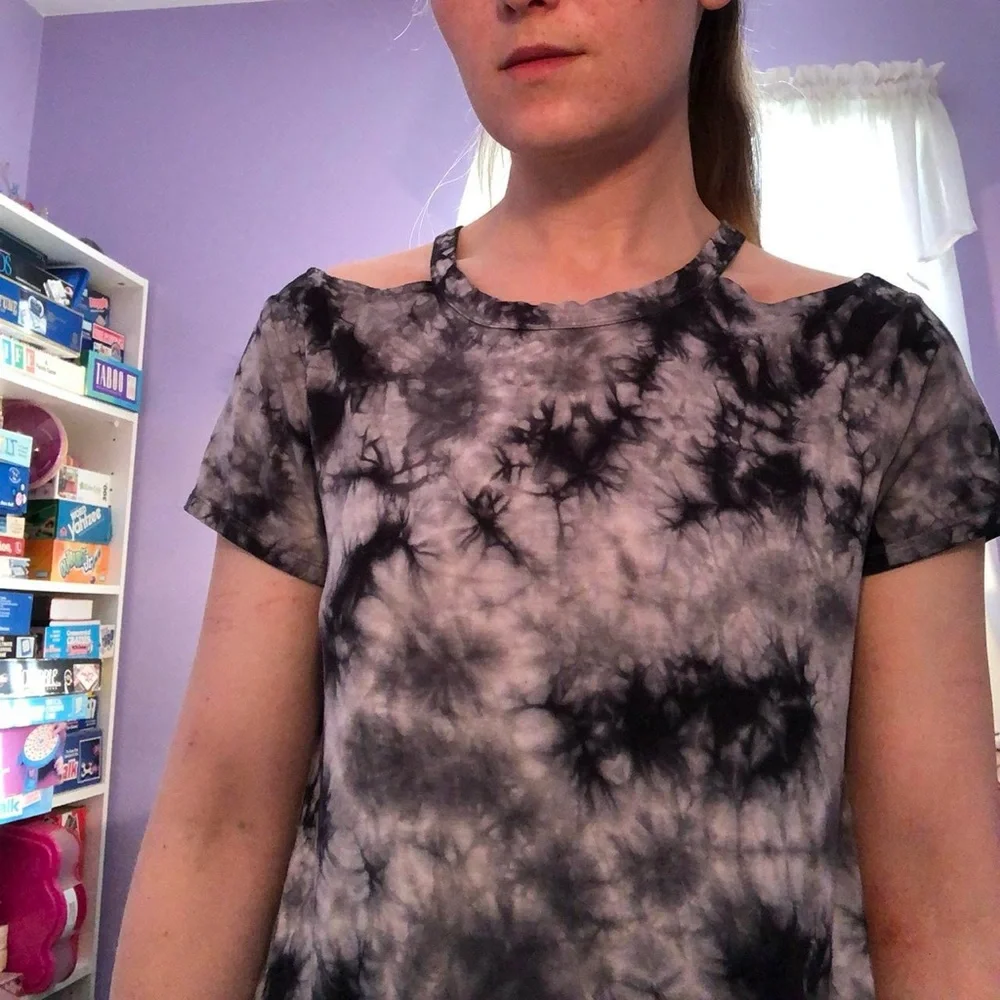 American Eagle Black & White Tie Dye Cold Shoulder Soft T Shirt Size Medium - Picture 2 of 4